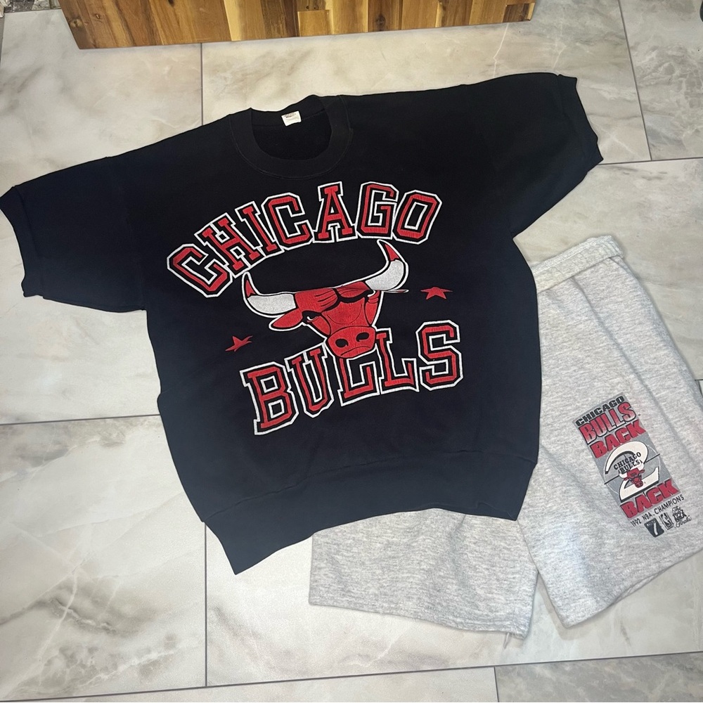 Chicago Bulls Black Sweatshirt and Gray Shorts Set